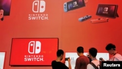 在中国上海举行的中国数字娱乐博览会任天堂Nintendo Switch展位上的参观者。（2019年8月2日）