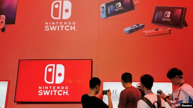 在中国上海举行的中国数字娱乐博览会任天堂Nintendo Switch展位上的参观者。(2019年8月2日)