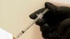 Una mujer es inyectada con su segunda dosis de la vacuna de Pfizer contra el COVID-19 en un sitio de vacunación de Servicios Humanos y de Salud del condado Dallas, el 26 de agosto de 2021, en Dallas.