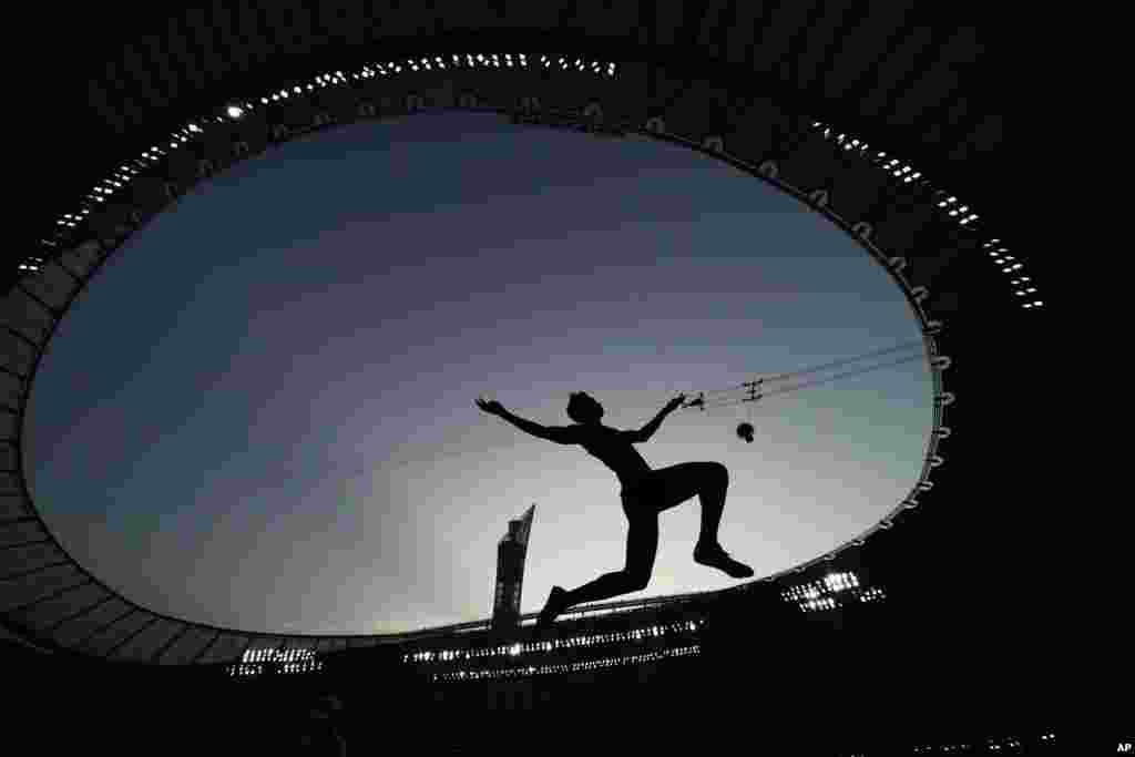 Seorang atlet mengikuti pertandingan untuk nomor lompat jauh putra pada Kejuaraan Atletik Dunia di Doha, Qatar.