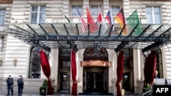 奧地利警察在維也納大酒店入口處站崗，歐盟、中國、俄羅斯和伊朗的外交官在這裡舉行會談。 （2021年4月6日）