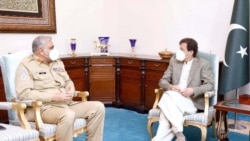 وزیرِ اعظم عمران خان نے صحافی خاور گھمن سے گفتگو کرتے ہوئے کہا کہ آرمی چیف جنرل قمر جاوید باجوہ کی مدتِ ملازمت میں توسیع سے متعلق ابھی غور نہیں کیا۔ (فائل فوٹو)
