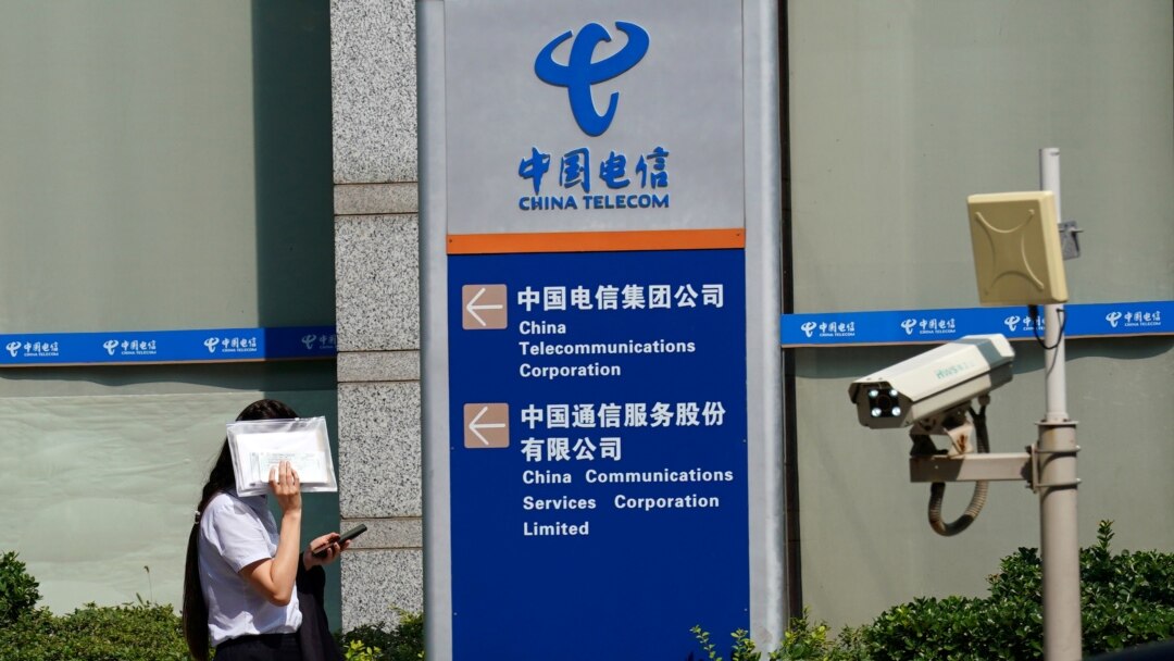 一名女子走过北京的中国电信办公楼。（2020年8月11日）