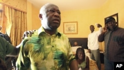 Ivorian strongman Laurent Gbagbo, left, and his wife Simone, are seen is the custody of republican forces loyal to election winner Alassane Ouattara at the Golf Hotel in Abidjan, Ivory Coast, April 11, 2011. 