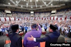 Dari kiri: Cawapres Sandiaga Uno, mantan Presiden SBY, dan Prabowo Subianto menyalami ribuan pendukungnya yang menghadiri Pidato Kebangsaan "Indonesia Menang" di JCC, Senayan, Jakarta, Senin (14/1) (Courtesy: Prabowo-Sandi Media Center)