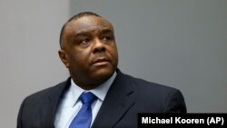 Jean-Pierre Bemba entre dans la salle d'audience de la Cour pénale internationale à La Haye, Pays-Bas, le mardi 21 juin 2016.