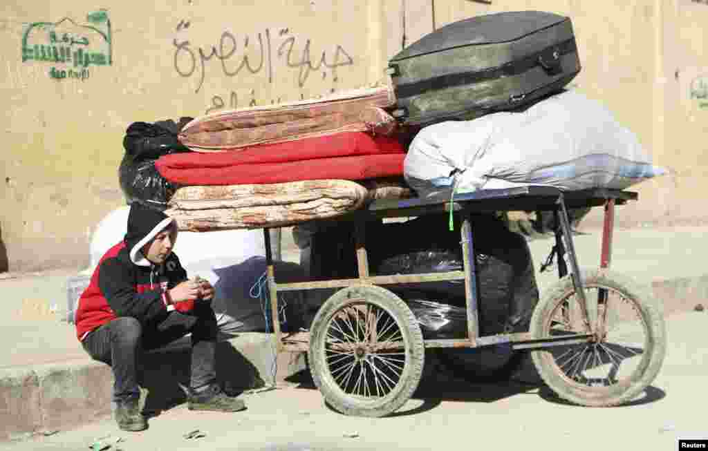 اسباب و اثاثشان را در گاری ریخته اند تا حلب را بگذارند و بروند - نهم فوریه