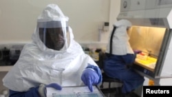 Daktari akionesha vipimo vya ugonjwa wa Ebola