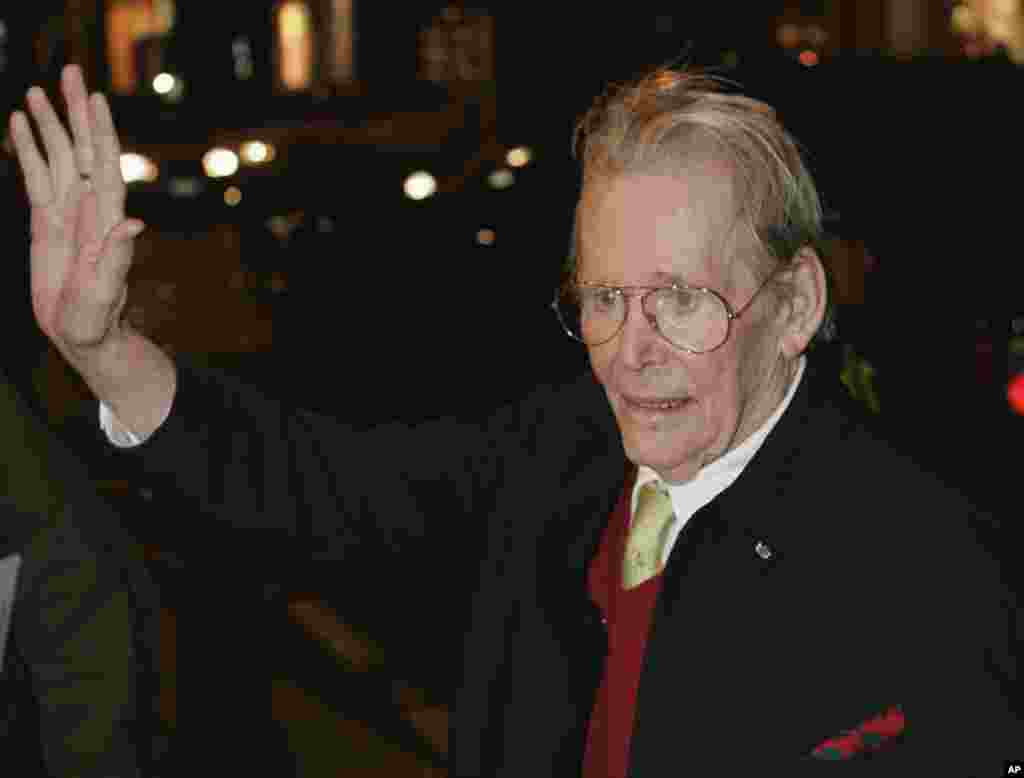 Peter O'Toole arrives for the British premiere of the film 'Venus' in central London, Jan. 22, 2007.