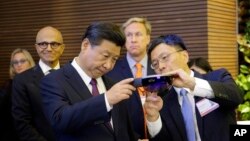 Harry Shum, à droite, le vice-président exécutif de Microsoft technologie et recherche explique au président chinois Xi Jinping, à gauche, le fonctionnement d’HoloLens, à Redmond, le 23 septembre 2015. (AP Photo/Ted S. Warren, Pool)