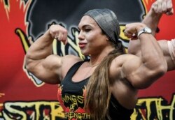 Binaragawan wanita Natalyia Kuznetsova memamerkan otot-ototnya di pameran dagang kebugaran terbesar di dunia FIBO (Fitness and Bodybuilding) di Cologne, Jerman, Kamis, 4 April 2019. (Foto: AP/Martin Meissner