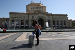 Volunteers clean the Republic square in Yerevan, May 3, 2018, after the daily protests by opposition lawmaker Nikol Pashinyan and their supporters.