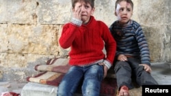 Enfants blessés lors de frappes aériennes à Alep, en Syrie, le 18 novembre 2016.