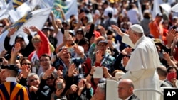 El Papa Francisco es conducido a través de la multitud en la Plaza de San Pedro en el Vaticano, el domingo 30 de abril de 2017.