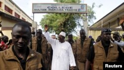 Le président Alpha Condé quitte le bureau de vote où il a voté lors de la présidentielle de 2015. Conakry, le 11 octobre 2015. (Reuters)