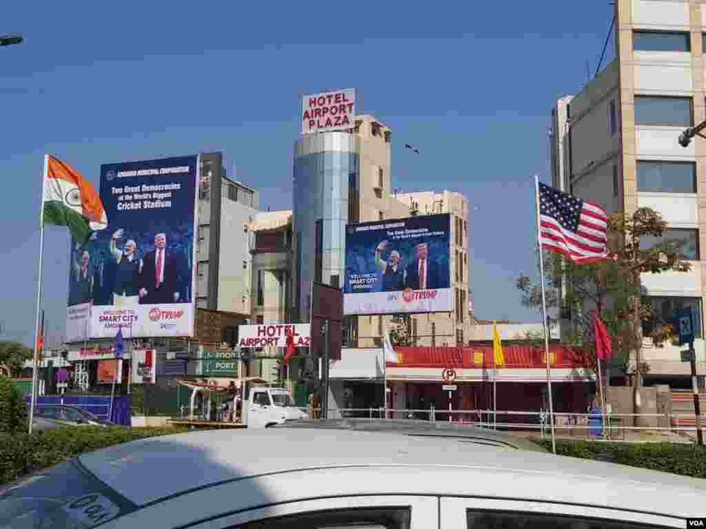 احمد آباد میں عمارتوں اور سڑکوں پر صدر ٹرمپ اور وزیرِ اعظم مودی کی تصاویر اور ہورڈنگز لگائے گئے ہیں۔