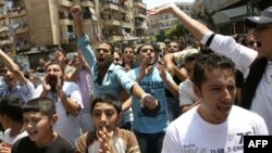 Libanci i Sirijci koji žive u Libanu demonstriraju u znak solidarnosti sa prodemokratskim protestima u Siriji