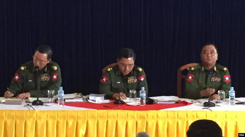 ရန္ကုန္တုိင္းစစ္ဌာနခ်ဳပ္မွာ တပ္မေတာ္သတင္းမွန္ျပန္ၾကားေရးအဖြဲ႔ရဲ႕ အပစ္ရပ္ ၂ လ တာကာလ သတင္းစာရွင္းလင္းပြဲ။ ဝဲမွယာ - ဗိုလ္ခ်ဳပ္ထြန္းထြန္းညီ၊ ဗိုလ္ခ်ဳပ္စိုးႏိုင္ဦး၊ ဗိုလ္မႉးခ်ဳပ္ေဇာ္မင္းထြန္း (ေဖေဖၚဝါရီ ၂၃၊ ၂၀၁၉)