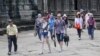 A tour guide leads a group of tourists in Siem Reap's Angkor Wat Temple on Saturday, July 16, 2016. (Photo: Leng Len/VOA Khmer)