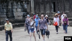 FILE: A tour guide leads a group of tourists at Angkor Wat Temple in Siem Reap province, Cambodia, Saturday, July 16th, 2016. ( Leng Len/VOA Khmer)