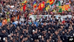 Cảnh sát chống bạo động hộ tống một cuộc biểu tình phản đối hội nghị G-20 ở thành phố Hmaburg, phía bắc nước Đức, ngày 8 tháng 7, 2017.