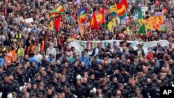 Des policiers anti-émeutes bloquent un rassemblement de protestation contre le sommet du G20 à Hambourg, au nord de l'Allemagne, le samedi 8 juillet 2017. (AP / Michael Probst)