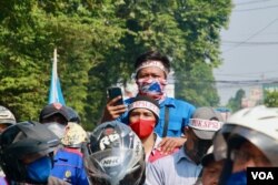 Demonstrasi buruh di Tangerang menolak Omnibus Law, 22 Oktober 2020. (VOA/Indra Yoga)