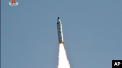 北韓官媒2017年5月22日公佈的視頻截圖顯示北韓試射“北極星二號”導彈。