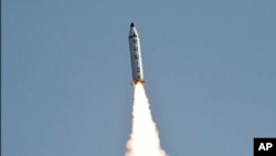 Arhiva- Fotografija napravljena od video-snimka televizijskih vesti severnokorejske KRT televizije 22. maja 2017. godine, na kojoj je pokazano ono za šta se tvrdi da je probno lansiranje Pukguksong-2 rakete na nedefinisanoj lokaciji u Severnoj Koreji. (KRT via AP Video)