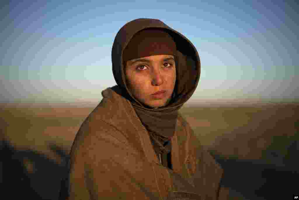 یک دختر آواره سوری در خارج بغوز در شرق فرات در مرز سوریه و عراق.