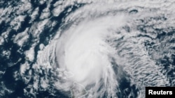 Siklòn Douglas pandan li t ap pwoche sou Zile Awayi yo. (Foto: NOAA/Handout via REUTERS)..