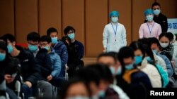 Orang-orang duduk di lokasi vaksinasi setelah menerima dosis vaksin COVID-19, di Shanghai, Cina 19 Januari 2021. (Foto: Reuters)