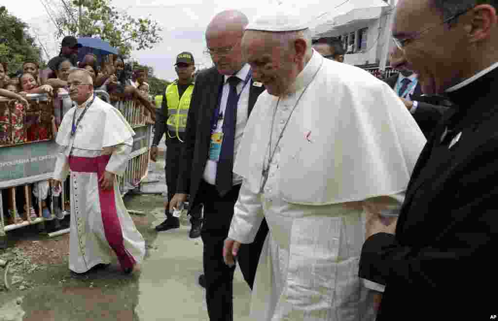 Wajah Paus Fransiskus tampak terluka dan berdarah setelah terbentur mobil kepausan saat melakukan acara kunjungan di kota Cartagena, Kolombia.