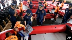 필리핀 해안경비대원들이 6일 초대형 태풍 '하이옌'에 대비해 새로 도입한 고무보트를 점검하고 있다.