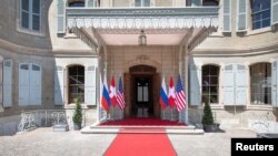 Flamujt e Shteteve të Bashkuara, Zvicrës dhe Rusisë në hyrjen e vilës ku do të zhvillohet takimi