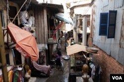 ផ្ទះ​ប្រជាជន​នៅ​ក្នុងបរិវេណ​វត្ត​ប្រយូរវង្ស​ នៅរាជធានីភ្នំពេញ កាលពី​ថ្ងៃសុក្រ ទី៣ ខែមេសា ឆ្នាំ២០២០។ (ទុំ ម្លិះ/VOA)