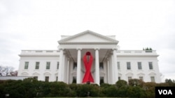 Gedung Putih dihiasi dengan pita merah untuk memperingati Hari AIDS Sedunia hari ini, Rabu 1 Desember 2010.