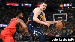 Nikola Jokić u duelu sa Morisom Harklesom u prvom poluvremenu sedme utakmice polufinala Zapada (Foto: AP/John Leyba)