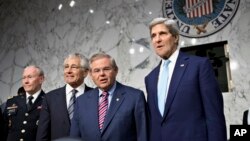 El secretario de Defensa Chuck Hagel, junto al senador Bob Menéndez y el secretario de Estado John Kerry, presentan ante el Congreso su argumento para actuar militarmente en Siria.