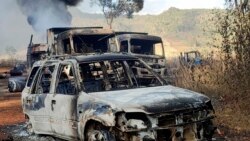 ဒီဇင်ဘာလ ၂၄ ရက်နေ့က စစ်ကောင်စီဘက်က မီးရှို့တယ်ဆိုတဲ့ကားများကိုတွေ့ရတာဖြစ်ပြီး စစ်ကောင်စီကတော့ လက်နက်ကြီးနဲ့ပ်စခတ်လို့ မီးလောင်ခဲ့ကြောင်း ပြောဆိုထားပါတယ်။ (ဓာတ်ပုံ-KNDF vía AP)