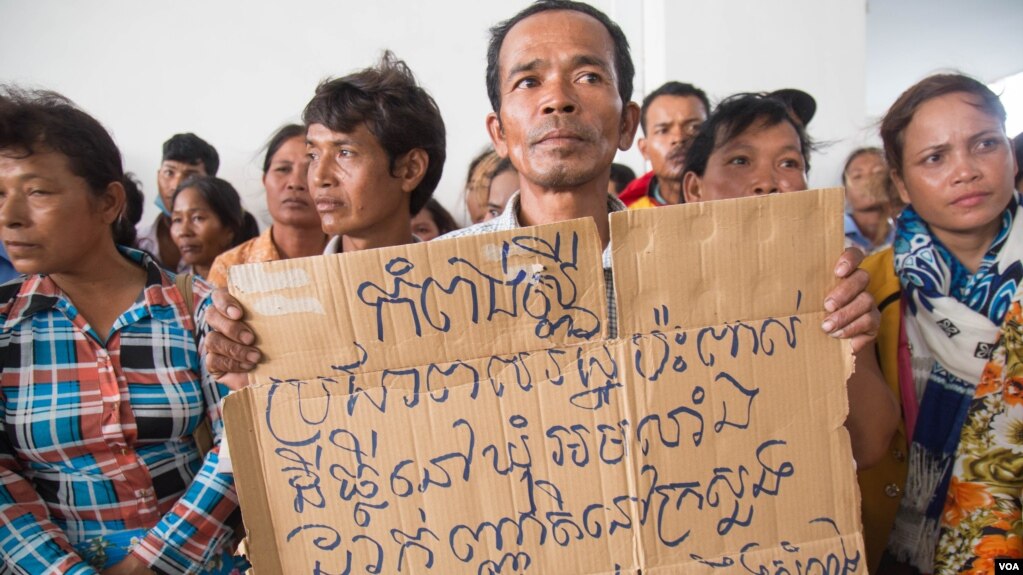 រូបឯកសារ៖ ប្រជាពលរដ្ឋមានជម្លោះដីធ្លីជាមួយក្រុមហ៊ុនស្ករអំពៅរបស់លោកឧកញ៉ា លី យ៉ុងផាត់ តាំងពីឆ្នាំ២០១០ មកពីខេត្តកំពង់ស្ពឺហែរញត្តិដើម្បីស្វែងរកកិច្ចអន្តរាគមន៍ពីរដ្ឋមន្រ្តីក្រសួងរៀបចំដែនដីនគររូបនីយកម្មនិងសំណង់ នៅថ្ងៃសុក្រ ទី១២ ខែសីហា ឆ្នាំ២០១៦ នៅរាជធានីភ្នំពេញ។ (ឡេង ឡែន/VOA)