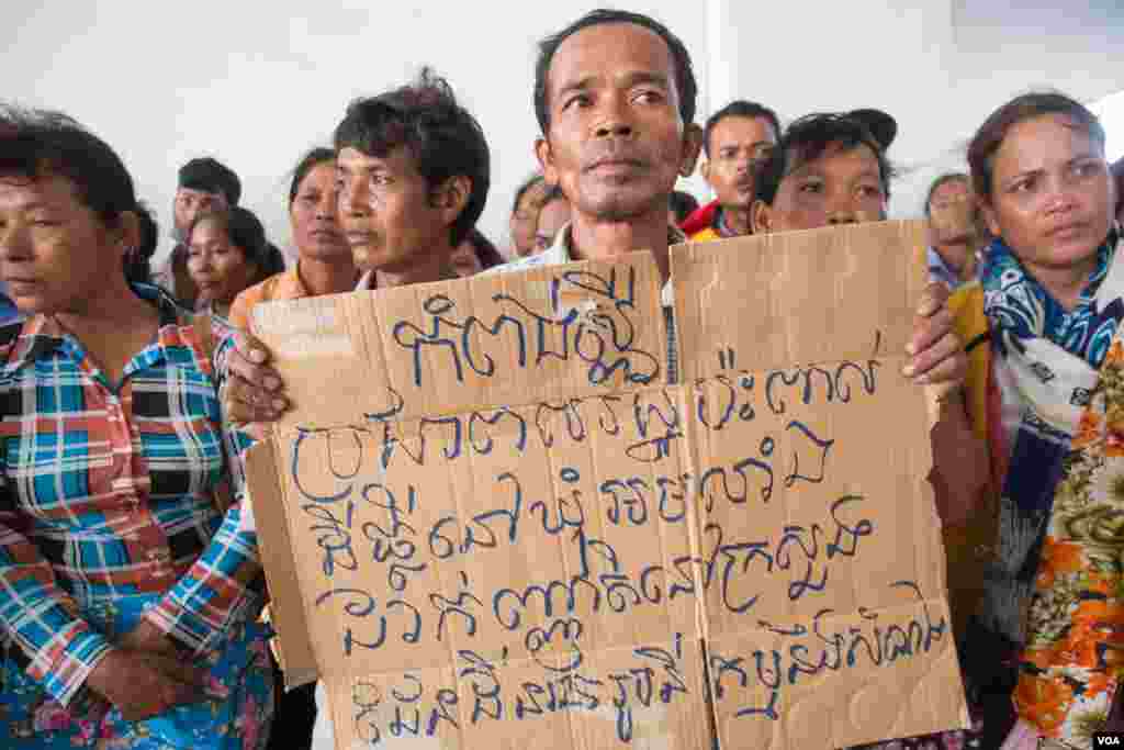 ប្រជាពលរដ្ឋមានជម្លោះដីធ្លីជាមួយក្រុមហ៊ុនស្ករអំពៅរបស់លោកឧកញ៉ា លី យ៉ុងផាត់ តាំងពីឆ្នាំ២០១០ មកពីខេត្តកំពង់ស្ពឺហែញត្តិដើម្បីស្វែងរកកិច្ចអន្តរាគមន៍ពីរដ្ឋមន្រ្តីក្រសួងរៀបចំដែនដី នគរូបនីយកម្ម និងសំណង់ នៅថ្ងៃសុក្រ ទី១២ ខែសីហា ឆ្នាំ២០១៦ នៅរាជធានីភ្នំពេញ។ (ឡេង ឡែន/VOA)