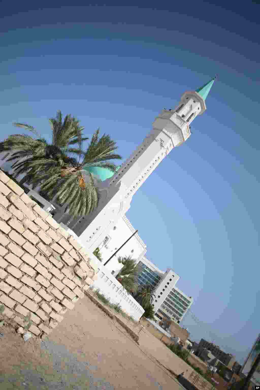 A mosque in Tripoli, August 27, 2011 (VOA - J. Weeks)