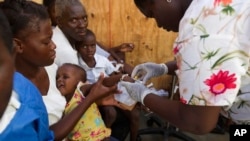Des victimes du choléra reçoivent des soins à Jérémie, le 8 octobre 2016. 