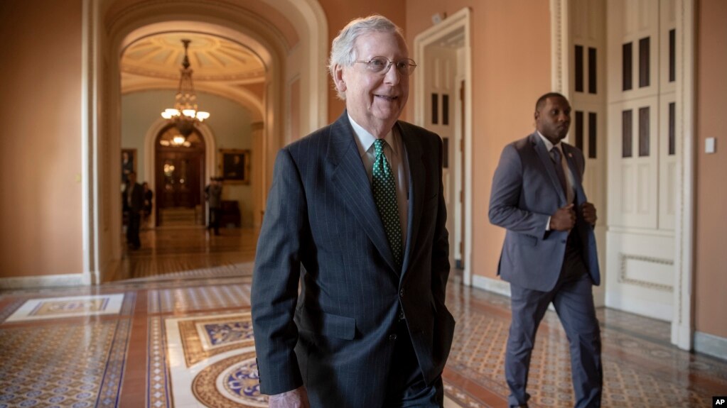 El lÃ­der de la mayorÃ­a republicana en el Senado de EE.UU., Mitch McConnell, se retira de la cÃ¡mara mientras aguarda el informe del FBI el miÃ©rcoles, 3 de octubre de 2018.