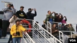 Para wisatawan menanti munculnya Paus di pantai Long Beach, dekat Los Angeles, negara bagian California (foto: dok).