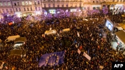 Ribuan pedemo dalam unjuk rasa menentang Perdana Menteri Ceko Andrej Babis, di Lapangan Veceslas di Praha, 10 Desember 2019. (Foto: Michal Cizek/AFP)