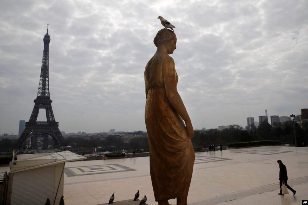 Un hombre camina en la plaza Trocadero frente a la Torre Eiffel en París, Francia.&nbsp;