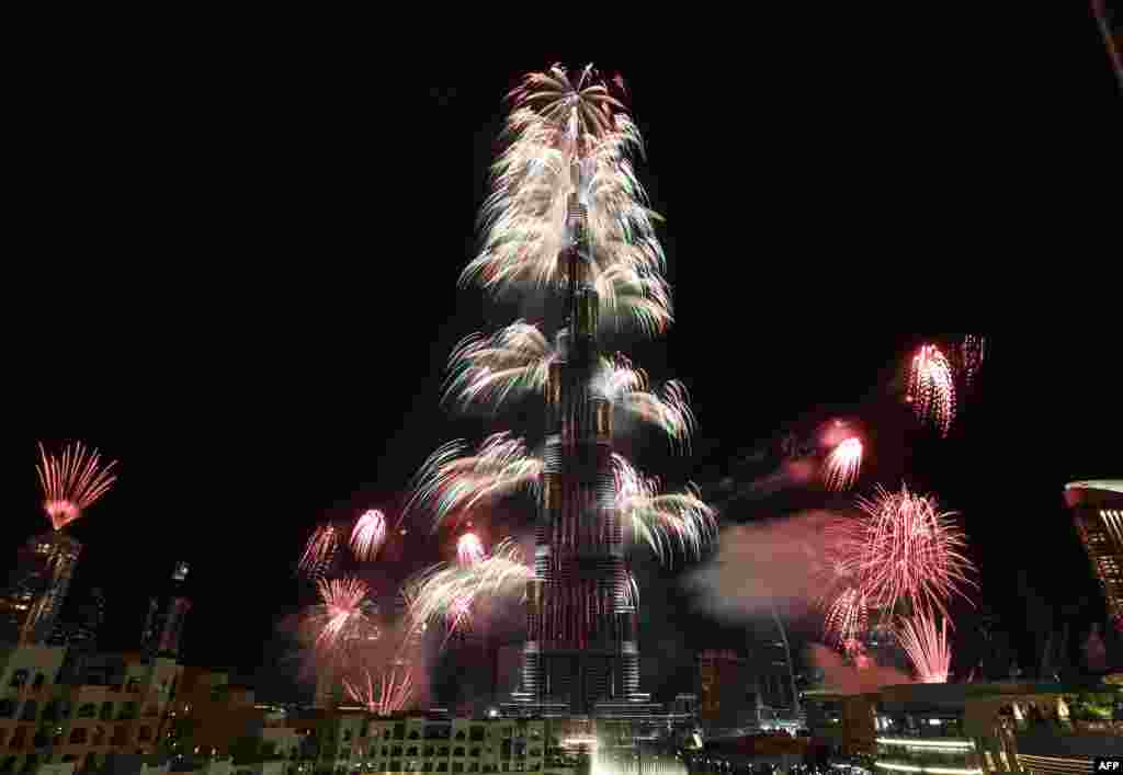 Semburat kembang api menghiasi Burj Khalifa, menara tertinggi dunia di Dubai saat merayakan Tahun Baru 2015.