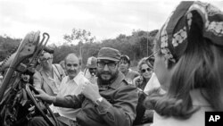 1975-та: Во посета на Куба: Џорџ Мекгаверн со кубанскиот претседател Фидел Кастро